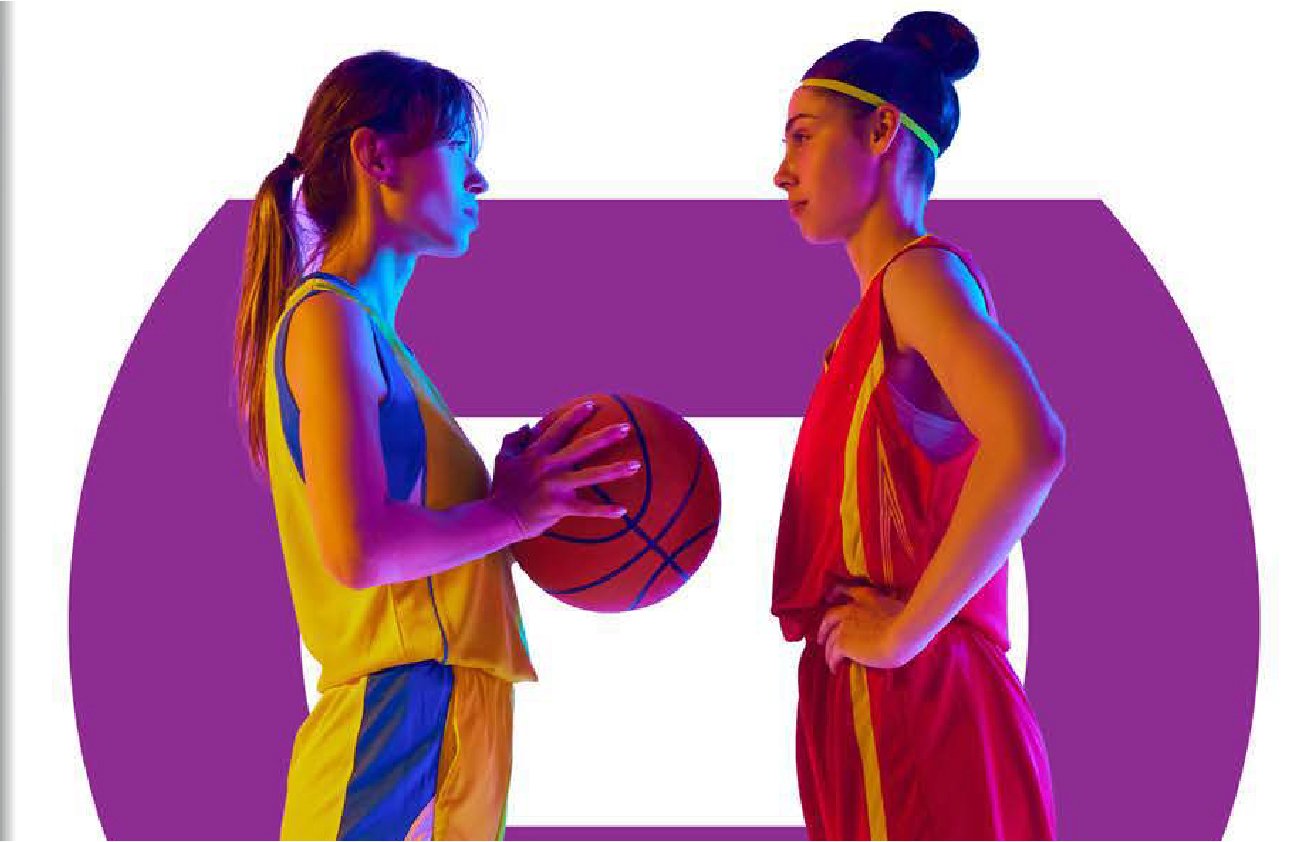 Deux sportives échangeant sur le terrain