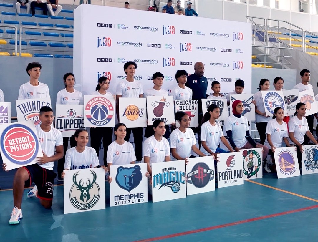 Jeunes participants réunis lors d’un programme sportif EVOSPORT